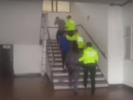 Cayeron 3 menores de edad que amordazaron y robaron a conductor en Usme 3 menores de edad, entre ellos una joven de 15 años, fueron capturados en flagrancia por amordazar, secuestrar y robar a un conductor de aplicación en Usme.