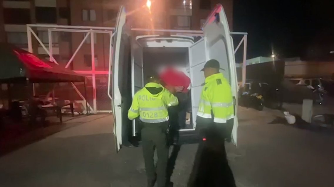 Cayó sujeto que transportaba 1.500 gramos de marihuana en su carro 2 Cayó sujeto que transportaba 1.500 gramos de marihuana en su carro La Policía Metropolitana de Bogotá informó la captura de un hombre, luego del registro de su vehículo, el cual contenía un total de 1.500 gramos de marihuana.