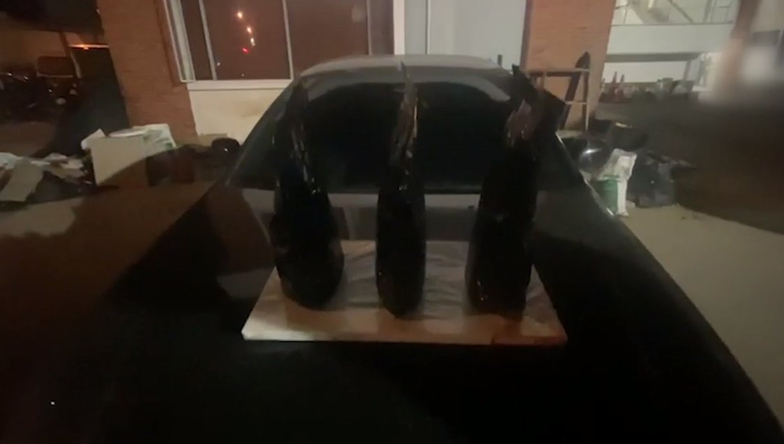 Cayó sujeto que transportaba 1.500 gramos de marihuana en su carro 1 Cayó sujeto que transportaba 1.500 gramos de marihuana en su carro La Policía Metropolitana de Bogotá informó la captura de un hombre, luego del registro de su vehículo, el cual contenía un total de 1.500 gramos de marihuana.