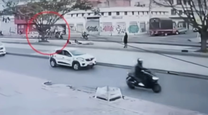 Ciclista murió tras coger un hueco y ser arrollado por un carro Un joven de 18 años murió tras perder el equilibrio por culpa de un hueco y ser arrollado por un vehículo que transitaba en la zona.