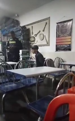 EN VIDEO: Ciudadano enfrentó y detuvo a un pillo que intentó robarlo en TransMilenio En un admirable acto, un ciudadano detuvo a un sujeto que al parecer estaba robando en TransMilenio bajo la modalidad de cosquilleo. El hecho quedó registrado en video.