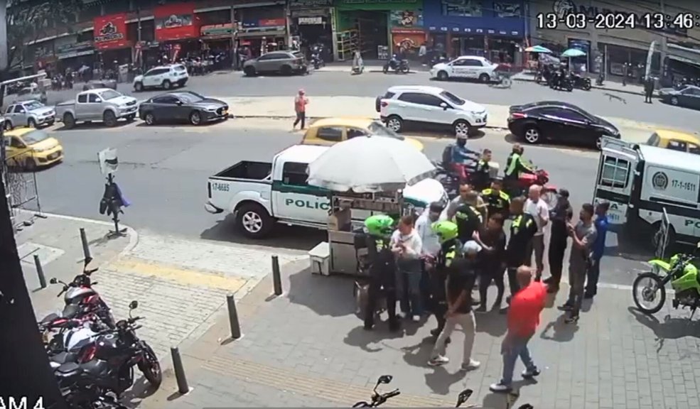 Comerciante denuncia presunto abuso policial en Antonio Nariño 8 Comerciante denuncia presunto abuso policial en Antonio Nariño Jaqueline Vásquez Valencia, una comerciante y reconocida animalista, denunció haber sido detenida y presuntamente agredida sin justificación alguna por varios oficiales de policía de la estación Antonio Nariño.
