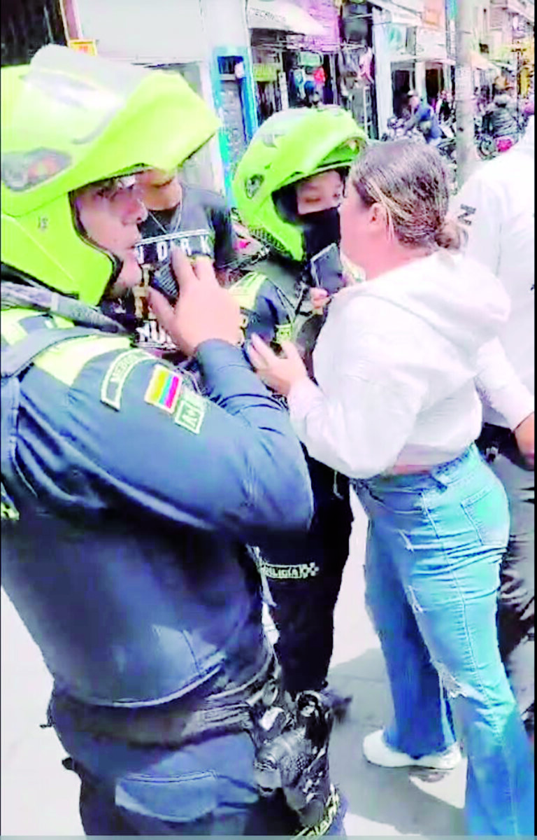 Comerciante denuncia presunto abuso policial en Antonio Nariño 1 Comerciante denuncia presunto abuso policial en Antonio Nariño Jaqueline Vásquez Valencia, una comerciante y reconocida animalista, denunció haber sido detenida y presuntamente agredida sin justificación alguna por varios oficiales de policía de la estación Antonio Nariño.
