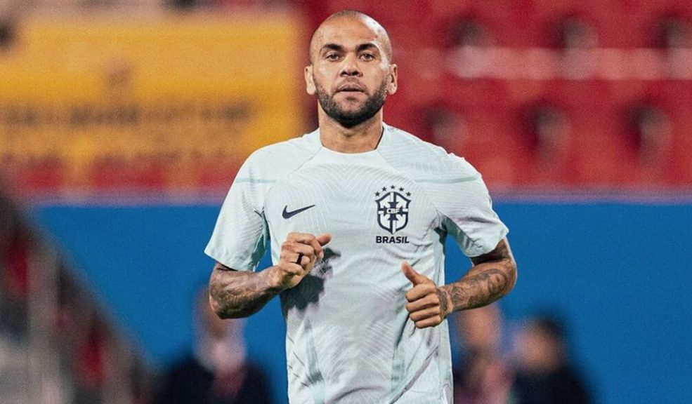 Conceden libertad provisional al exfutbolista Dani Alves, tras condena por abuso sexual 2 Conceden libertad provisional al exfutbolista Dani Alves, tras condena por abuso sexual Un tribunal español autorizó este miércoles la salida de la cárcel del futbolista brasileño Dani Alves si paga una fianza de 1 millón de euros (casi 1,1 millones de dólares), mientras se resuelven los recursos contra su condena por abuso sexual.