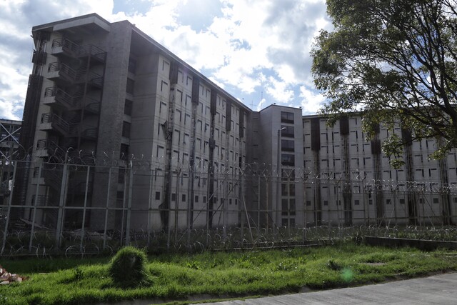 Concejo de Bogotá presenta proyecto para la creación de una megacárcel Como una solución frente al evidente hacinamiento que hay en los centros carcelarios de la capital, el Concejo de Bogotá propuso crear una megacárcel.