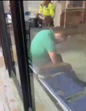 EN VIDEO: Conductor borracho desata tiroteo tras chocar contra una ruta escolar en Galerías Un conductor en aparente estado de embriaguez chocó contra una ruta escolar. Los testigos dicen que en ese momento el hombre empezó un tiroteo.