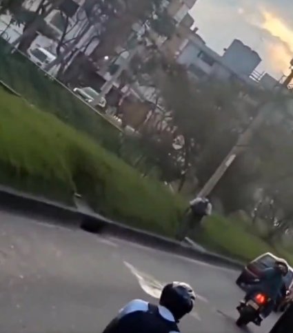Conductor de Sitp renunció en pleno turno: dejó a los pasajeros tirados y el bus prendido 1 Conductor de Sitp renunció en pleno turno: dejó a los pasajeros tirados y el bus prendido En video quedó registrado el momento en el que un conductor de Sitp se baja del bus durante su turno laboral, al parecer como forma de protesta por malas condiciones laborales.