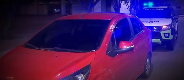 Conductor de aplicación fue amordazado en medio de un intento de robo en Kennedy 1 Conductor de aplicación fue amordazado en medio de un intento de robo en Kennedy Bajo la modalidad de falso servicio, delincuentes pidieron un viaje por aplicación en la localidad de Kennedy, luego de tomarlo, amordazaron, intimidaron e intentaron robar al conductor.