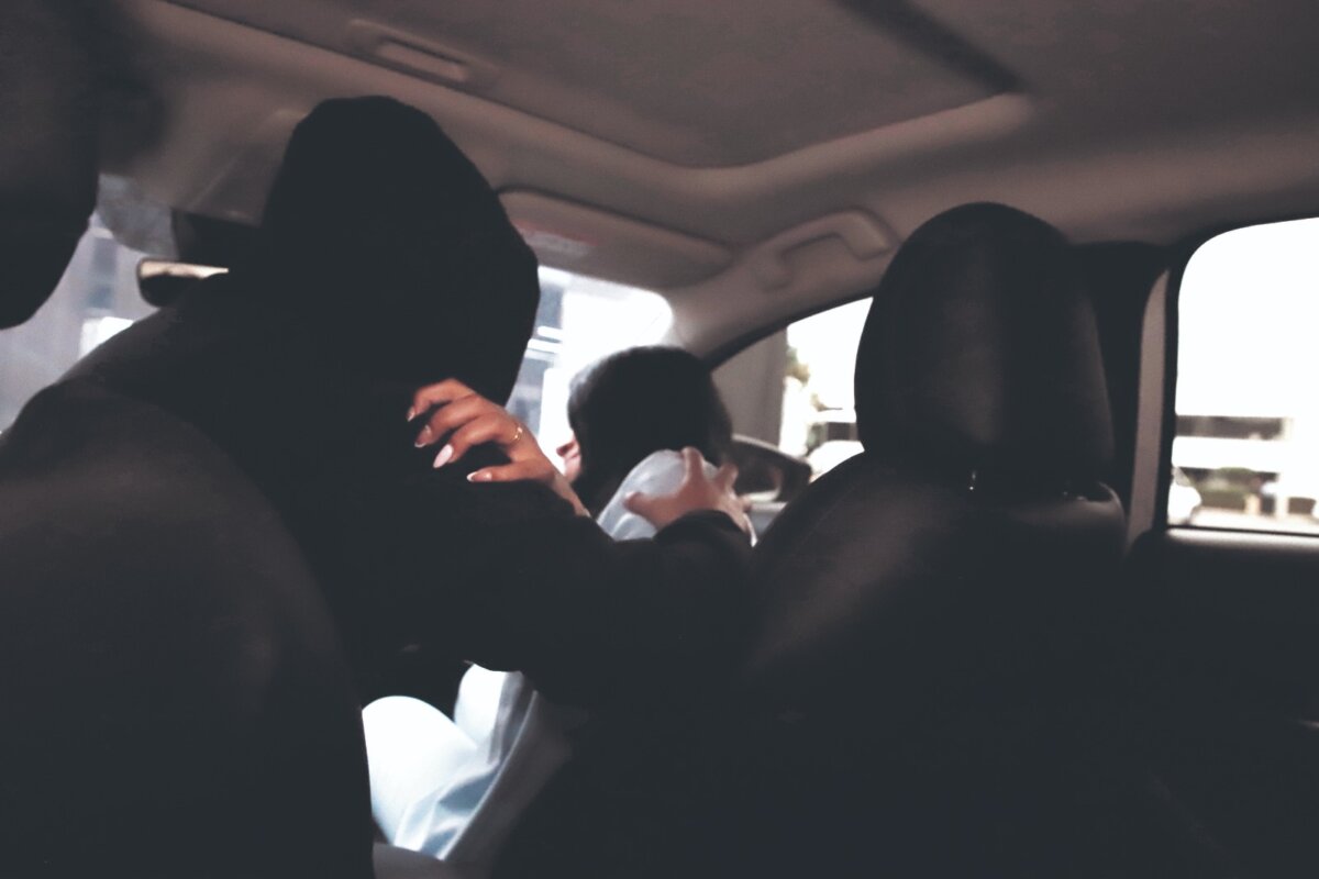 Conductor de plataforma habría drogado y violado a una joven en Bogotá Tomar un servicio de transporte a través de una plataforma se convirtió en la peor experiencia de su vida para una joven de 27 años, quien denuncia que fue drogada y violada por el conductor sobre la mañana de ayer. Conocimos los detalles de este caso.
