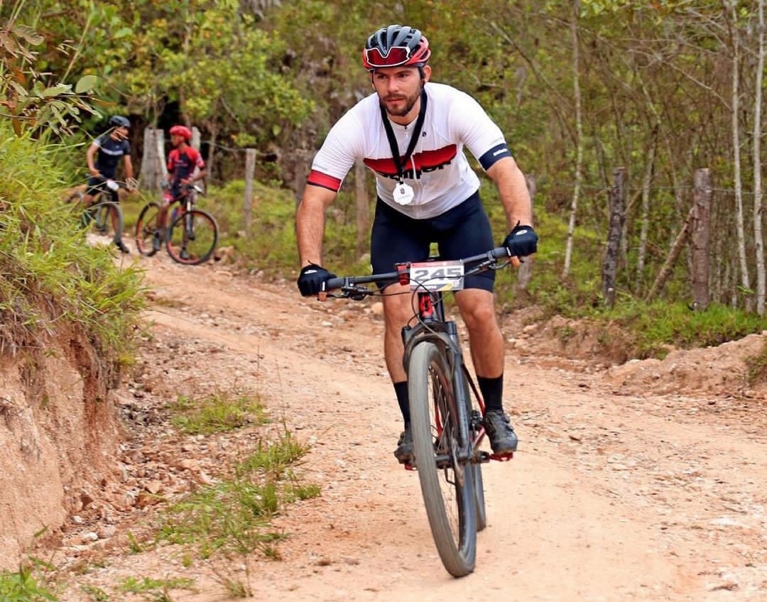 Conmoción por muerte de triatleta en medio de una competencia 1 Conmoción por muerte de triatleta en medio de una competencia La muerte de Jorge Humberto Zambrano Tole ha generado consternación entre sus allegados. El hombre falleció en San Andrés cuando participaba de una competencia de triatlón.