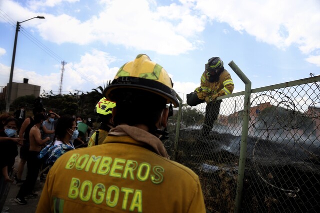 Contraloría advierte posible corrupción en Bomberos de Bogotá: están en riesgo $6.643 millones La Contraloría de Bogotá alertó sobre un posible caso de corrupción en un contrato con el que se busca adquirir máquinas extintoras de incendios para el Cuerpo Oficial de Bomberos de Bogotá. En el momento están en riesgo de perdida 6.643 millones de pesos.