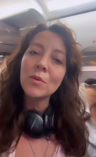 Cony Camelo expuso denuncias de colombianos que habrían sido maltratados en México En un video publicado en sus redes sociales, Cony Camelo compartió varias denuncias de colombianos que habrían sido retenidos al llegar al aeropuerto de México, al parecer sin una justificación válida.