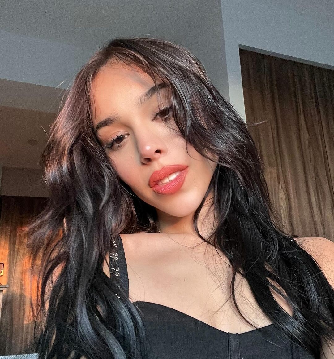 Danna Paola es criticada en redes por promover bullying La cantante Danna Paola se vio envuelta en una polémica por querer adueñarse del usuario @Danna, desatando a través de sus fans una ola de acoso hacia la mujer trans que posee la cuenta.