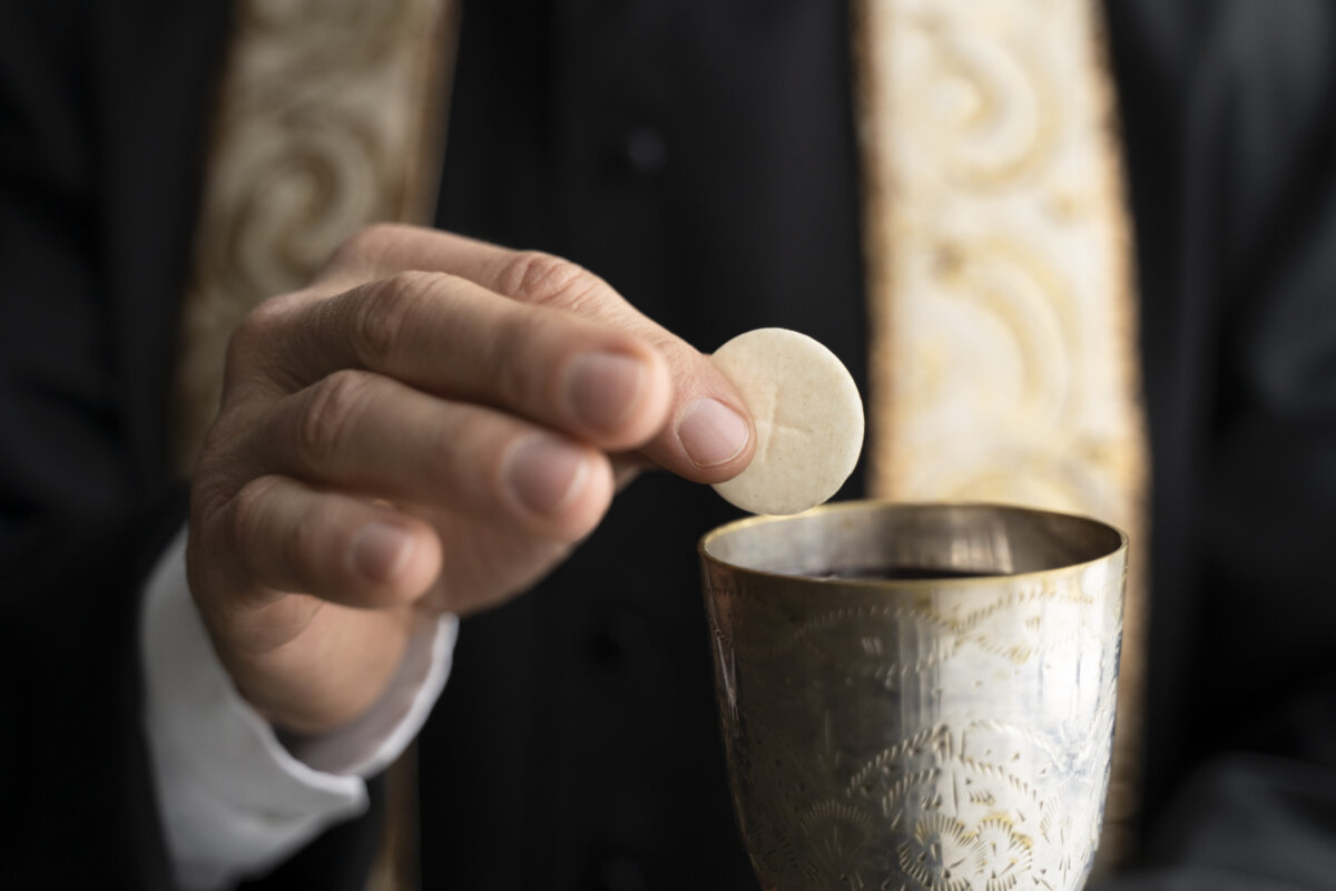 Denuncian robo a iglesia del centro de Bogotá para hacer presunto ritual satánico En las últimas horas, las autoridades confirmaron un robo en la parroquia Santa Bárbara, ubicada en el centro de Bogotá, a pocos días de que se celebre Semana Santa.