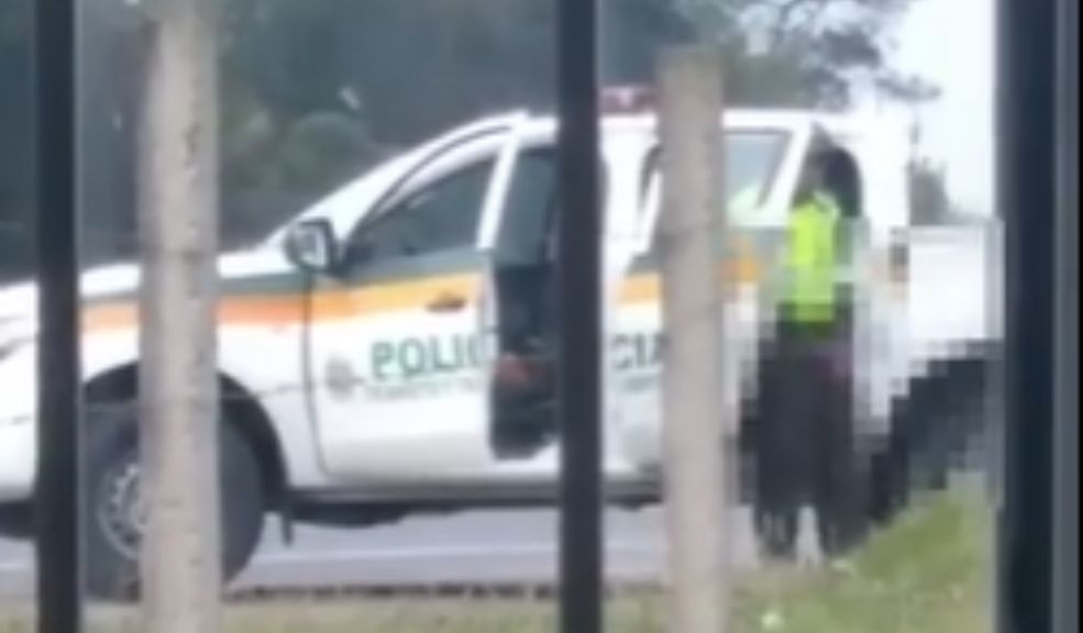 Destituyen de la Policía a uniformado que realizó actos obscenos en público El director general de la Policía Nacional, general William Salamanca, confirmó que retiraron al uniformado que fue sorprendido realizando actos obscenos en la carretera nacional.