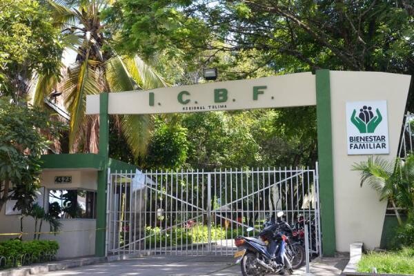 Directora del ICBF denuncia corrupción dentro de la entidad Mediante varios mensajes en su cuenta de X, la directora del Instituto Colombiano de Bienestar Familiar (ICBF), Astrid Rodríguez, denunció que existen varios hechos de corrupción dentro de la entidad que incluyen incumplimientos de contratos, falsificación de documentos y hasta pagos indebidos.
