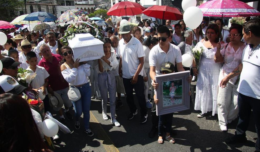Doloroso adiós a Camila, la niña que fue secuestrada y asesinada en México 2 Doloroso adiós a Camila, la niña que fue secuestrada y asesinada en México En el municipio de Taxco de Alarcón se llevaron a cabo las honras fúnebres de Camila, la niña de 8 años que fue secuestrada y asesinada cuando salió a jugar a la casa de una amiga. La homicida fue linchada por una turba enardecida.