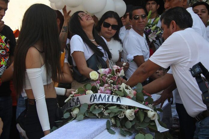 Doloroso adiós a Camila, la niña que fue secuestrada y asesinada en México 1 Doloroso adiós a Camila, la niña que fue secuestrada y asesinada en México En el municipio de Taxco de Alarcón se llevaron a cabo las honras fúnebres de Camila, la niña de 8 años que fue secuestrada y asesinada cuando salió a jugar a la casa de una amiga. La homicida fue linchada por una turba enardecida.