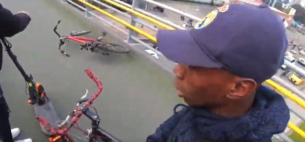 EN VIDEO: Con cuchillo en mano, delincuentes le robaron a un joven su patineta eléctrica Un joven que se transportaba en patineta eléctrica en un puente del barrio La Castellana, fue abordado por dos delincuentes que le robaron su vehículo.