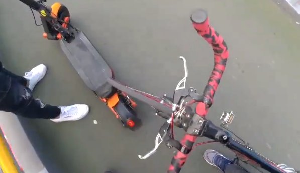 EN VIDEO: Con cuchillo en mano, delincuentes le robaron a un joven su patineta eléctrica Un joven que se transportaba en patineta eléctrica en un puente del barrio La Castellana, fue abordado por dos delincuentes que le robaron su vehículo.