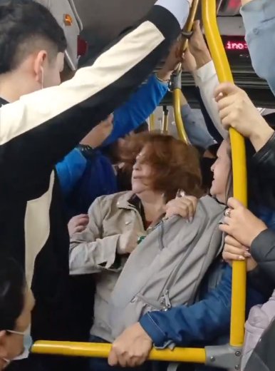 EN VIDEO: Dos mujeres se mechonearon en TransMilenio 1 EN VIDEO: Dos mujeres se mechonearon en TransMilenio La grabación deja ver el momento en el que dos mujeres se jalan el pelo al interior de un bus de TransMilenio que se encontraba repleto.