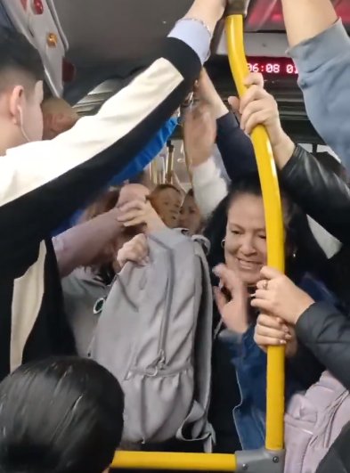 EN VIDEO: Dos mujeres se mechonearon en TransMilenio 2 EN VIDEO: Dos mujeres se mechonearon en TransMilenio La grabación deja ver el momento en el que dos mujeres se jalan el pelo al interior de un bus de TransMilenio que se encontraba repleto.