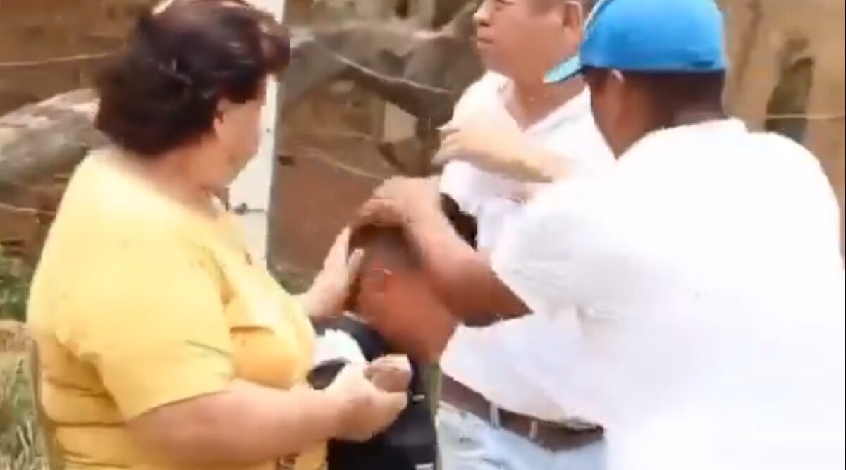 EN VIDEO: Enjambre de abejas atacó a feligreses en pleno vía crucis 1 EN VIDEO: Enjambre de abejas atacó a feligreses en pleno vía crucis El ataque repentino, que quedó registrado en video, provocó que los feligreses corrieran del lugar, agitando sus manos en un intento desesperado por alejar a las abejas, por lo que la procesión se vio interrumpida