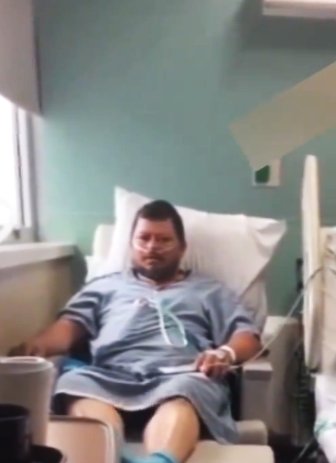 EN VIDEO: Fue a visitar a su esposo al hospital y lo encontró con la amante 1 EN VIDEO: Fue a visitar a su esposo al hospital y lo encontró con la amante Mientras grababa la vergonzosa escena, la supuesta amante no perdió tiempo en saludar a la cámara.