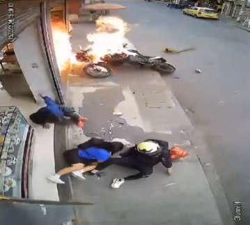 EN VIDEO: Impactante momento en el que taxista choca contra motociclista en Engativá 1 EN VIDEO: Impactante momento en el que taxista choca contra motociclista en Engativá El taxista chocó contra un motociclista y otra moto que estaba estacionada.