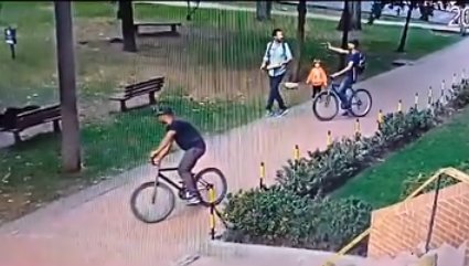 EN VIDEO: Infame intento de robo a un padre y su pequeño hijo en el norte de Bogotá 1 EN VIDEO: Infame intento de robo a un padre y su pequeño hijo en el norte de Bogotá Los delincuentes no dan tregua, pues en las últimas horas se presentó un violento robo en el norte de Bogotá. Esta vez la víctima fue un padre que iba con su pequeño de 3 años.