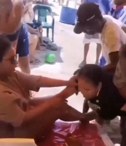 EN VIDEO: Masajistas protagonizaron bochornosa pelea por una propina En video quedó registrada la bochornosa pelea entre dos masajistas en las playas de Cartagena.