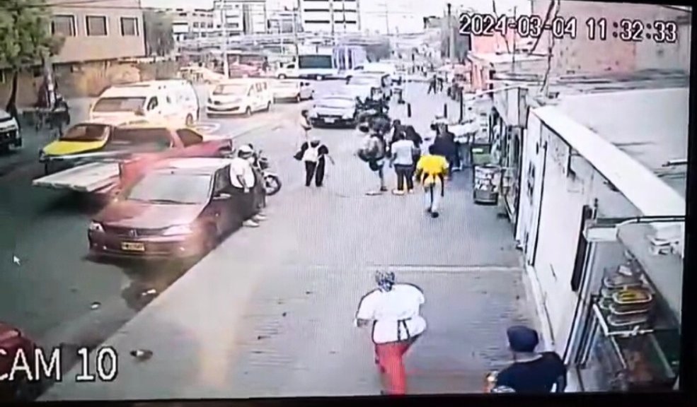 EN VIDEO: Motociclista arrolló a una abuelita tras subirse a un andén 2 EN VIDEO: Motociclista arrolló a una abuelita tras subirse a un andén Un sujeto que se movilizaba en motocicleta, se subió a un andén y atropelló a una adulta mayor que transitaba por la zona. El hecho, al parecer, se dio en un intento de hurto.