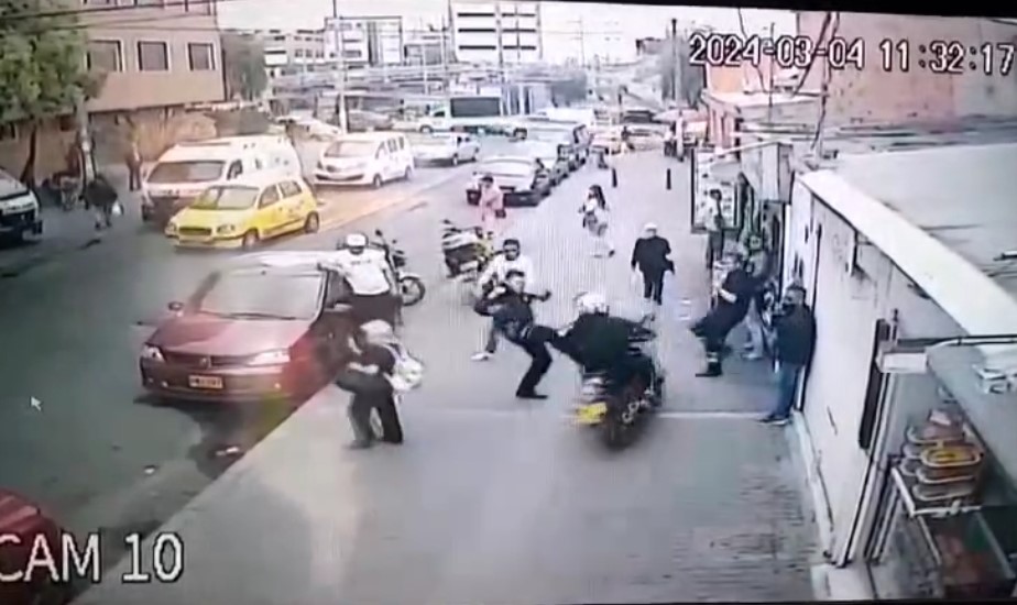 EN VIDEO: Motociclista arrolló a una abuelita tras subirse a un andén 1 EN VIDEO: Motociclista arrolló a una abuelita tras subirse a un andén Un sujeto que se movilizaba en motocicleta, se subió a un andén y atropelló a una adulta mayor que transitaba por la zona. El hecho, al parecer, se dio en un intento de hurto.