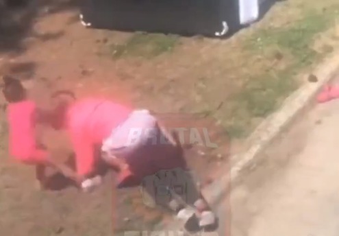 EN VIDEO: Niña se sumó a pelea callejera para defender a su mamá 2 EN VIDEO: Niña se sumó a pelea callejera para defender a su mamá La niña agarró del cabello a la mujer y permitió que su madre pudiera levantarse y continuar con el conflicto.