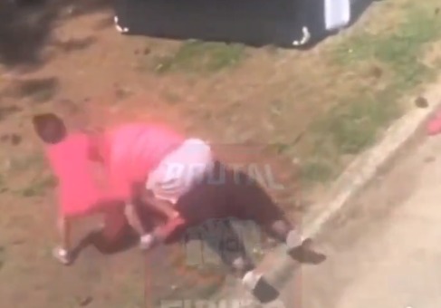 EN VIDEO: Niña se sumó a pelea callejera para defender a su mamá 1 EN VIDEO: Niña se sumó a pelea callejera para defender a su mamá La niña agarró del cabello a la mujer y permitió que su madre pudiera levantarse y continuar con el conflicto.