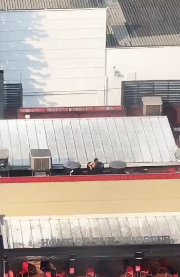 EN VIDEO: Pillan a hombre bañándose en tanque de agua de Burger King La empresa aseguró que esa agua no es utilizada en ninguno de sus procesos, pero cambiará los tanques.