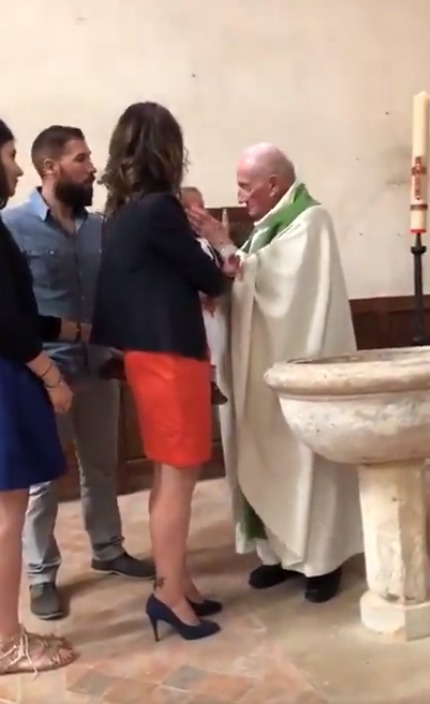 EN VIDEO: Sacerdote golpea a un bebé en pleno bautizo y desata polémica 1 EN VIDEO: Sacerdote golpea a un bebé en pleno bautizo y desata polémica El incidente ha generado una avalancha de comentarios en línea, con internautas expresando su indignación y condenando la violencia contra el menor.