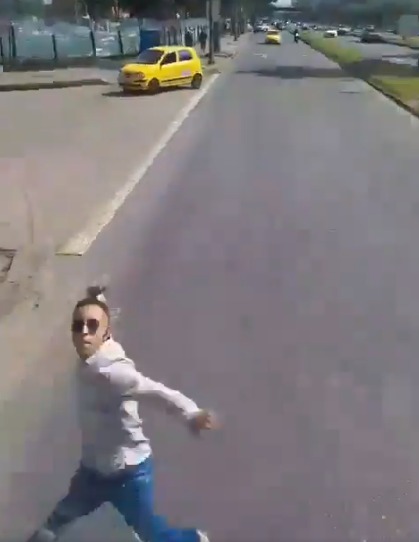 EN VIDEO: Taxista cogió a piedra un bus del Sitp tras discutir con el conductor 1 EN VIDEO: Taxista cogió a piedra un bus del Sitp tras discutir con el conductor Un nuevo hecho de intolerancia quedó registrado en video. Esta vez el protagonista fue taxista que cogió a golpes un bus del Sitp ante la mirada de varios pasajeros asustados.