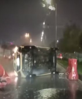 EN VIDEO: Taxista en presunto estado de embriaguez se volcó y dejó el carro tirado En video quedó registrado el momento exacto en el que un taxista en aparente estado de embriaguez se volcó sobre la Calle 26.