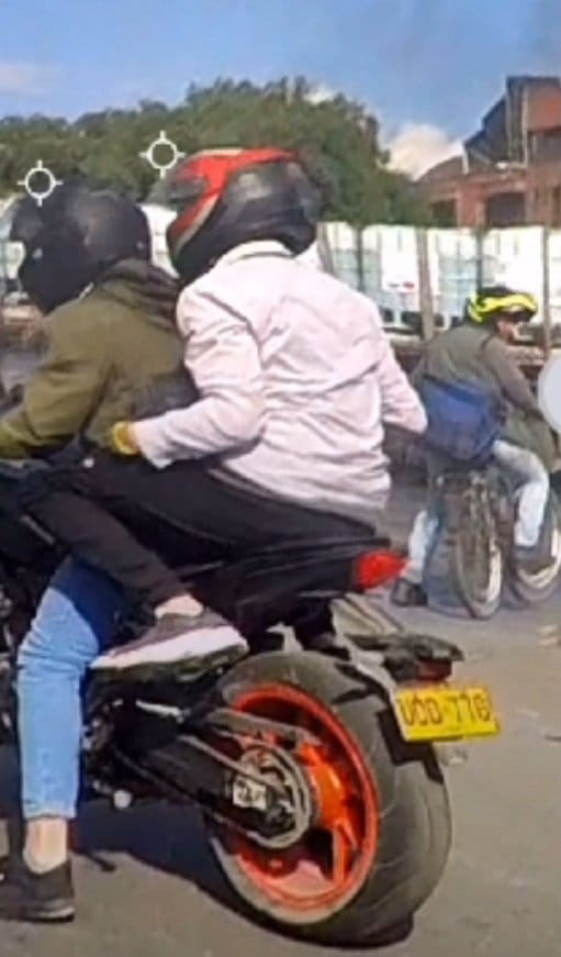 EN VIDEO: Violento atraco a joven motociclista en Kennedy Delincuentes que se movilizaban en moto robaron a una joven motociclista y la amenazaron con arma de fuego en la localidad de Kennedy.