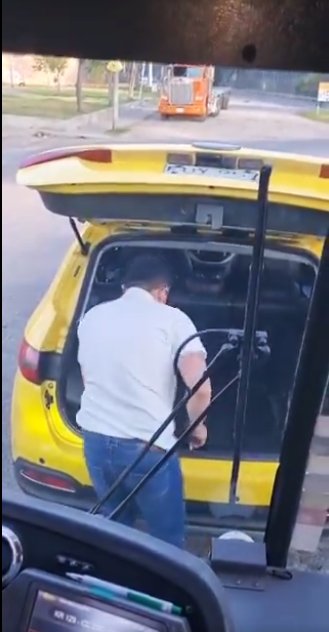 EN VIDEO: Violento enfrentamiento entre taxista y conductor de Sitp 1 EN VIDEO: Violento enfrentamiento entre taxista y conductor de Sitp En un video quedó registrado el momento en el que el taxista rompe los vidrios del bus del Sitp.