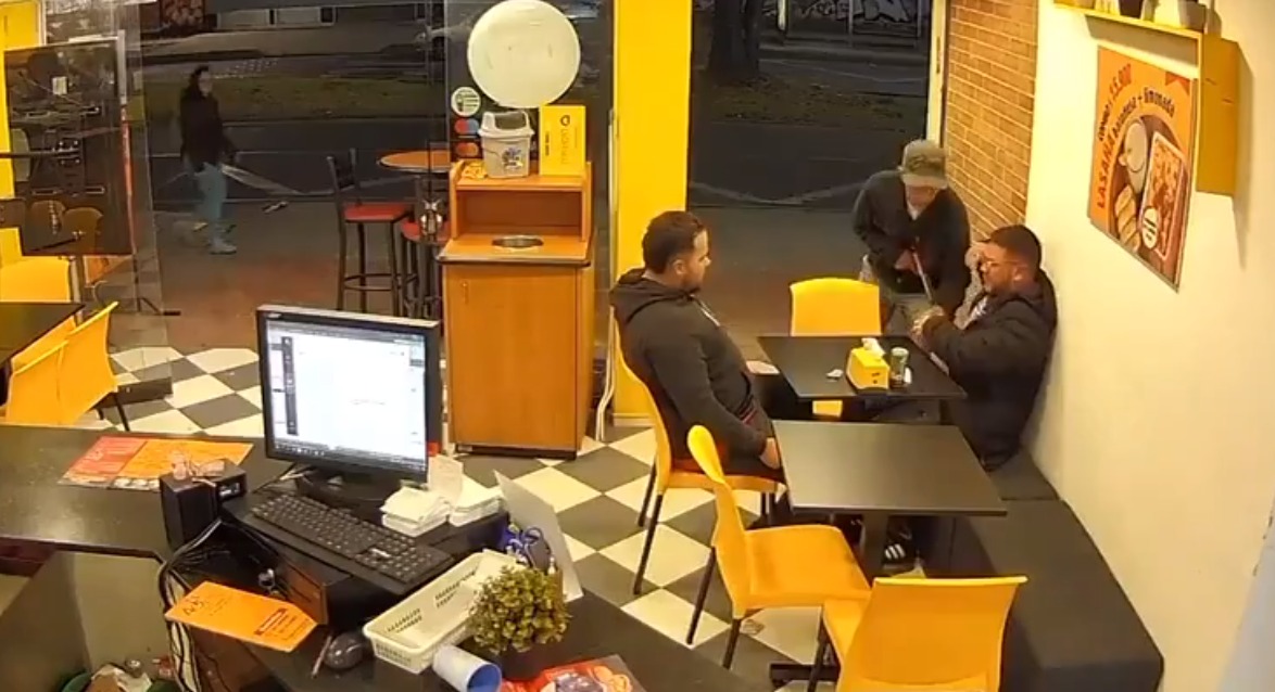 EN VIDEO: Violento robo a mano armada en pizzería de Ciudad Montes 1 EN VIDEO: Violento robo a mano armada en pizzería de Ciudad Montes En la noche de este jueves, dos delincuentes con armas entraron a una pizzería del barrio Ciudad Montes de Puente Aranda, y despojaron de sus pertenencias a los comensales.