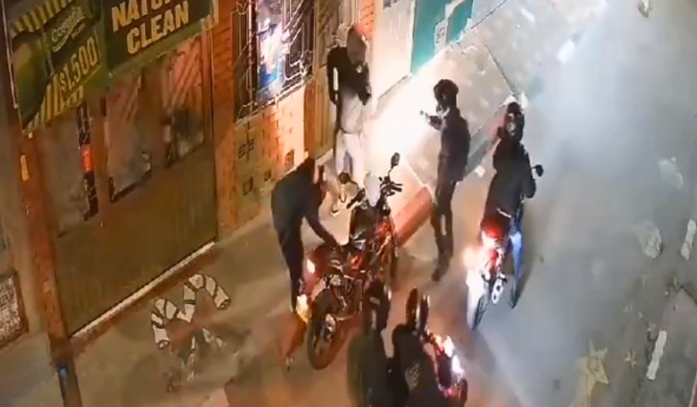 EN VIDEO: Violento robo de motocicleta en Bosa 8 EN VIDEO: Violento robo de motocicleta en Bosa Delincuentes armados le robaron la moto a una pareja en la localidad de Bosa.