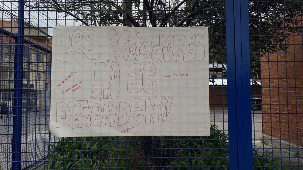 "El niño relató todo lo que le hizo": dolorosa denuncia de abuso sexual en colegio de Engativá 2 "El niño relató todo lo que le hizo": dolorosa denuncia de abuso sexual en colegio de Engativá ¿Qué está sucediendo en los colegios? Esa es la pregunta que se están haciendo los padres de familia tras conocerse una nueva denuncia de un presunto abuso sexual a un menor de tan solo 5 años que se encuentra cursando transición en el colegio I.ED. Las Mercedes, ubicado en el barrio El Muelle (Engativá). Q'HUBO habló con los familiares de la víctima.