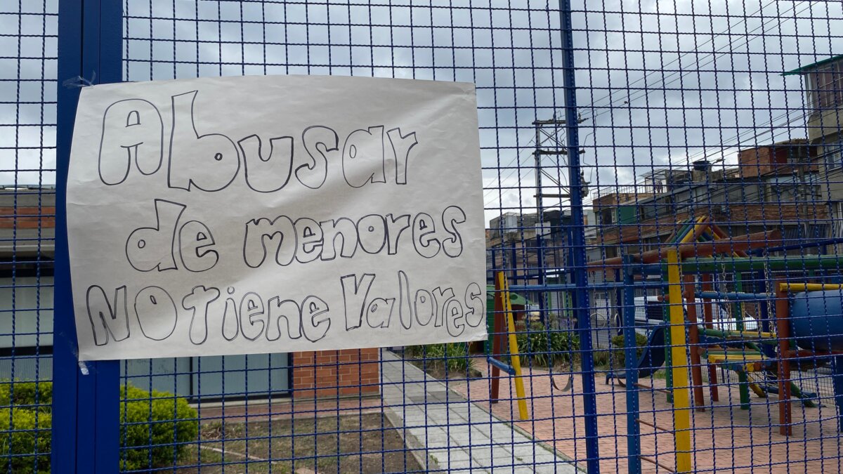 "El niño relató todo lo que le hizo": dolorosa denuncia de abuso sexual en colegio de Engativá 1 "El niño relató todo lo que le hizo": dolorosa denuncia de abuso sexual en colegio de Engativá ¿Qué está sucediendo en los colegios? Esa es la pregunta que se están haciendo los padres de familia tras conocerse una nueva denuncia de un presunto abuso sexual a un menor de tan solo 5 años que se encuentra cursando transición en el colegio I.ED. Las Mercedes, ubicado en el barrio El Muelle (Engativá). Q'HUBO habló con los familiares de la víctima.