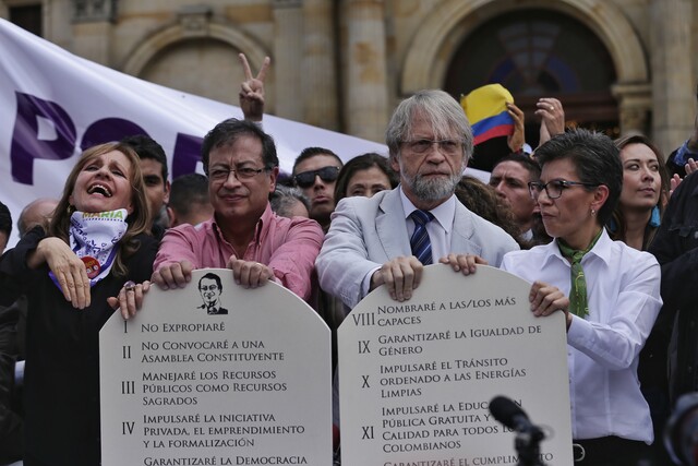 En redes le recuerdan a Petro que en 2018 aseguró no hacer una constituyente En redes sociales, muchos internautas y hasta senadores le recordaron al presidente Gustavo Petro sus compromisos en su campaña de 2018 de no hacer una constituyente.