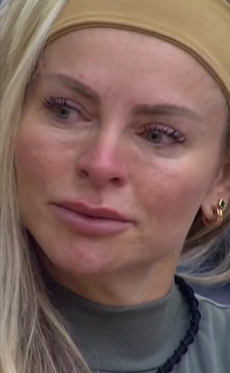 "Eso no lo hace una dama": Sandra rompe en llanto por drástica decisión de Isabella 2 "Eso no lo hace una dama": Sandra rompe en llanto por drástica decisión de Isabella Sandra se vio muy afectada porque Isabela decidió compartir el cuarto del líder con Juan David.