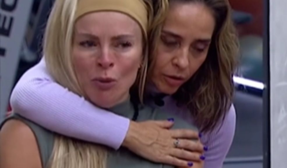 "Eso no lo hace una dama": Sandra rompe en llanto por drástica decisión de Isabella Sandra se vio muy afectada porque Isabela decidió compartir el cuarto del líder con Juan David.