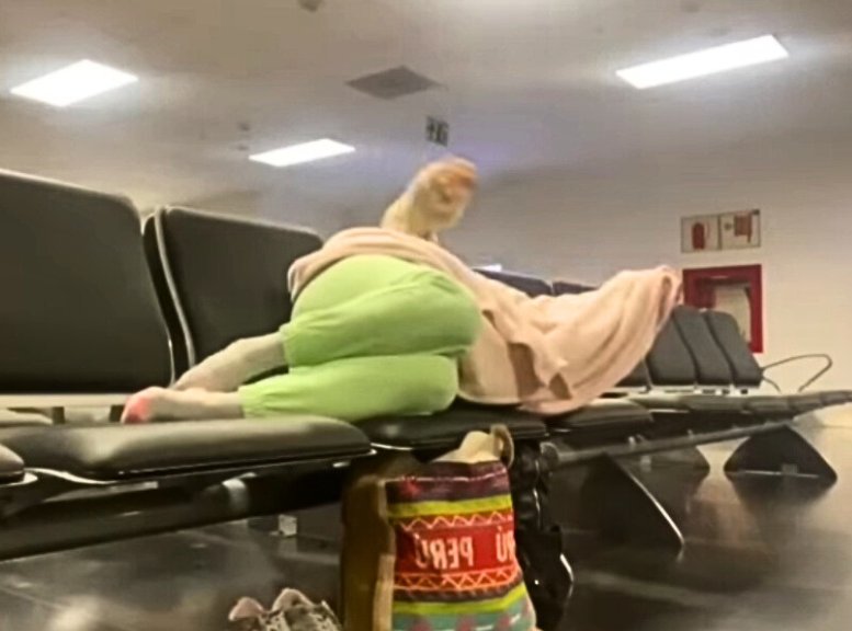 Esta es la historia de una mujer que lleva 40 días viviendo en un aeropuerto 1 Esta es la historia de una mujer que lleva 40 días viviendo en un aeropuerto Duliana Sánchez Pereira solicitó un permiso como refugiada, el cual fue rechazado y actualmente se encuentra en proceso de apelación.