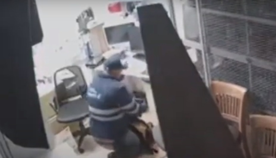 Falso empleado de empresa de gas cometió un millonario robo en local de Chapinero 1 Falso empleado de empresa de gas cometió un millonario robo en local de Chapinero Un sujeto con un falso uniforme de empresa de gas, uso como excusa una supuesta revisión para cometer el hurto en un establecimiento comercial del barrio Chapinero.